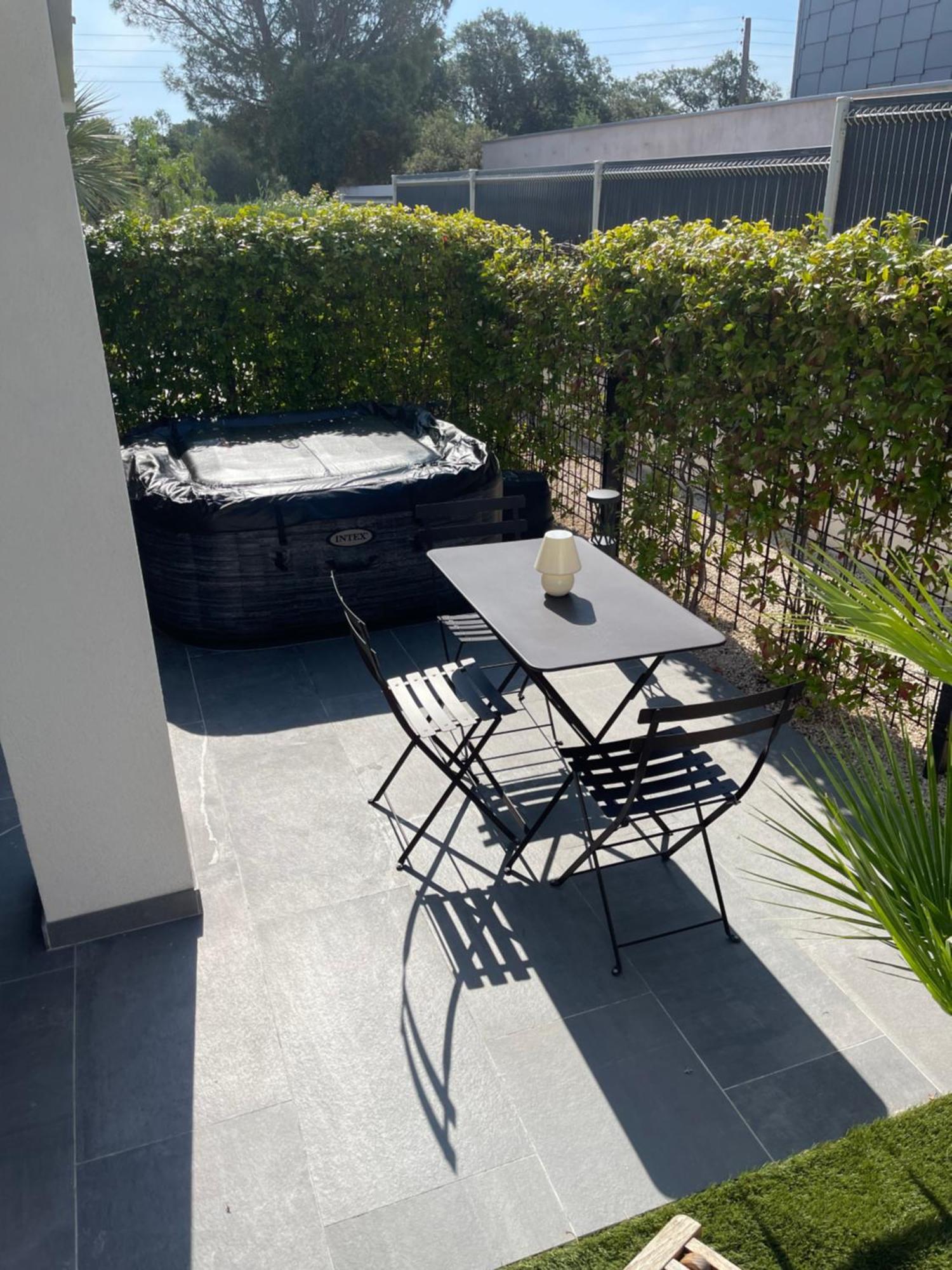 Appartement De Caractere Avec Jacuzzi Fréjus Eksteriør bilde